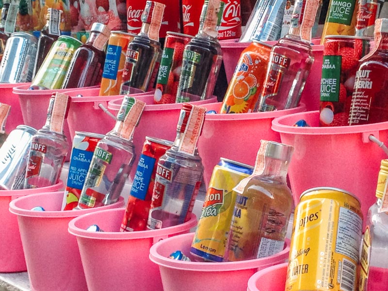 Os famosos buckets de bebidas da Full Moon Party
