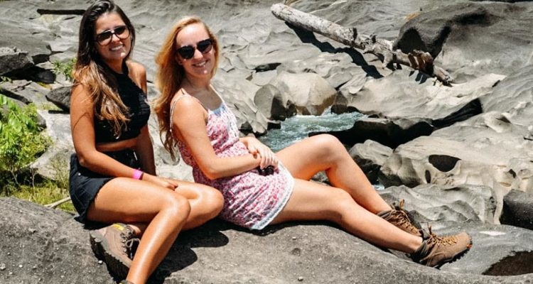 amigas no vale da lua na chapada dos veadeiros