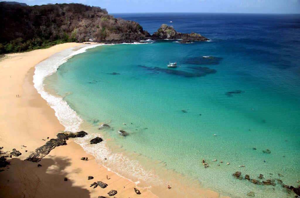 Vista do alto da Praia do Sancho em Fernando de Noronha