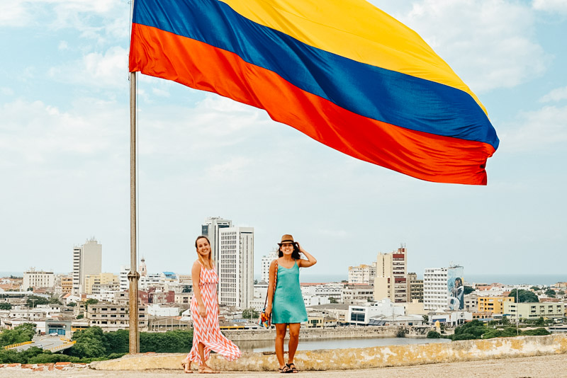 Turistas com a bandeira da colombia