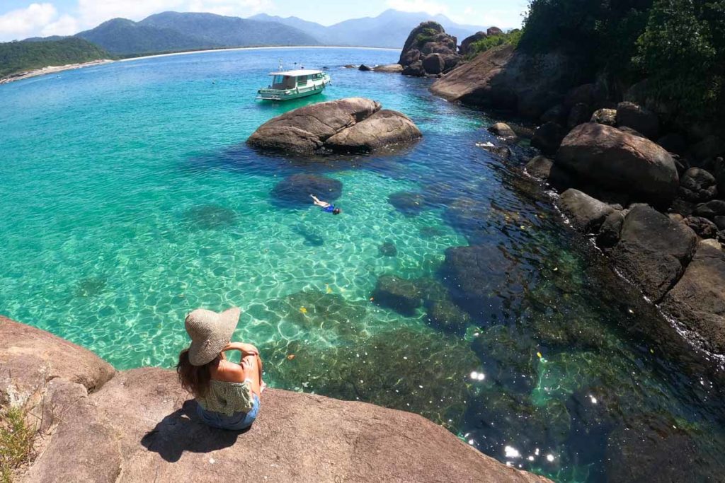 praia do aventureiro onde fica