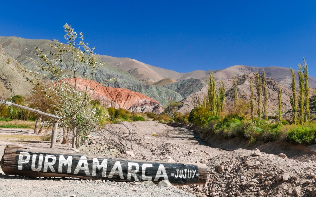 Entrada de Purmamarca com o Cerro Siete Colores ao fundo