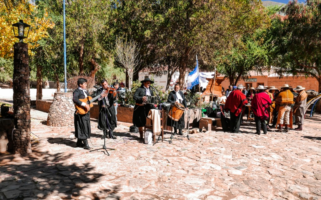 Música ao vivo nas ruas de Purmamarca