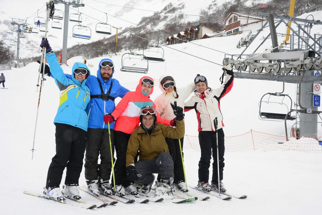 esquiando com amigos no Cerro La Hoya