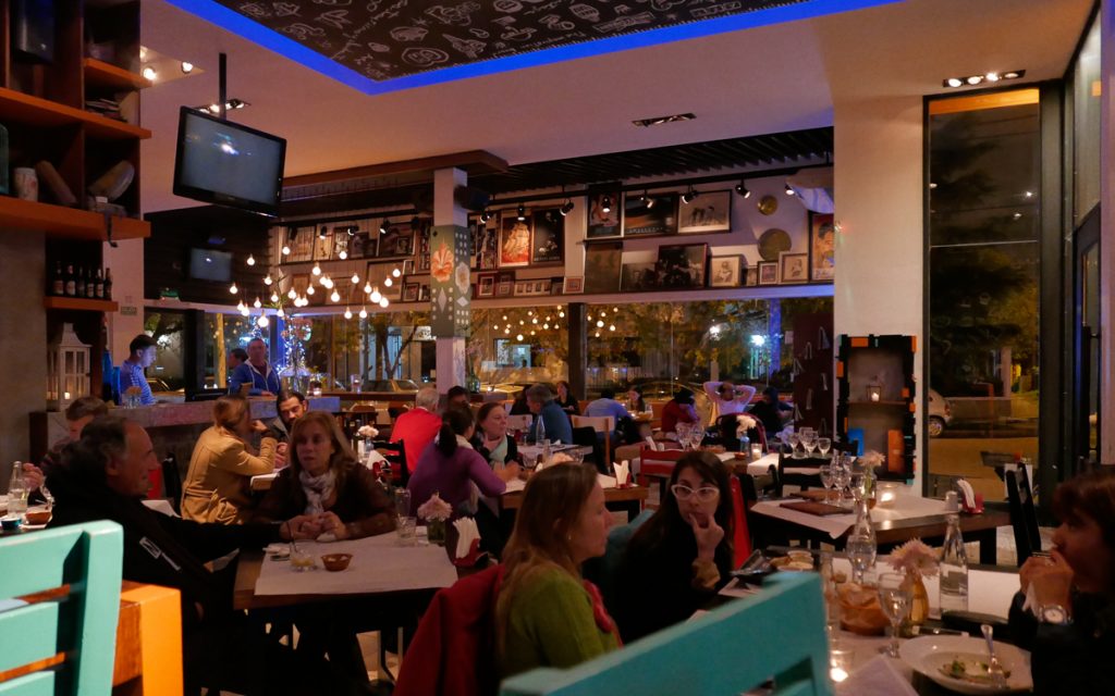 Mesas no interior do Aniceto Bar & Grill