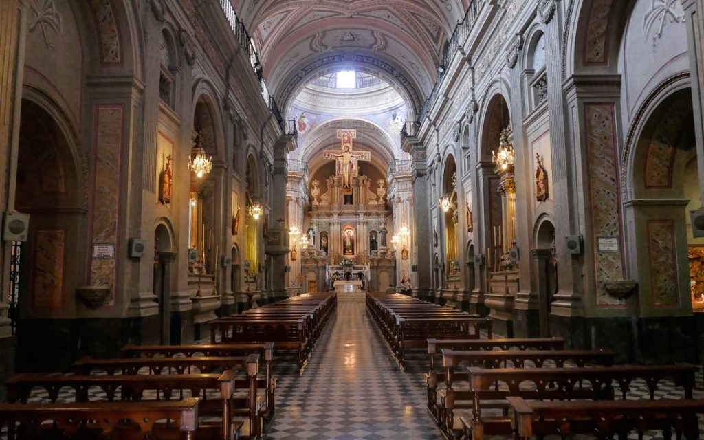 Interior da igreja no Centro Histórico de Salta