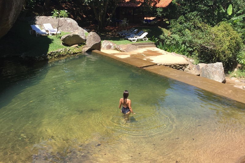 Vista da piscina natural na Pousada paraíso em Itaipava