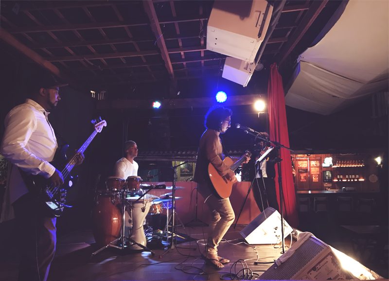 Música ao vivo no Bar da Caiçara na Ilha da Gigóia