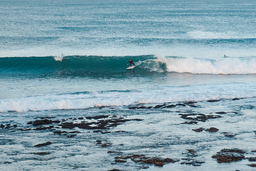 Surfista na praia SuperTubes em Jeffrey's Bay