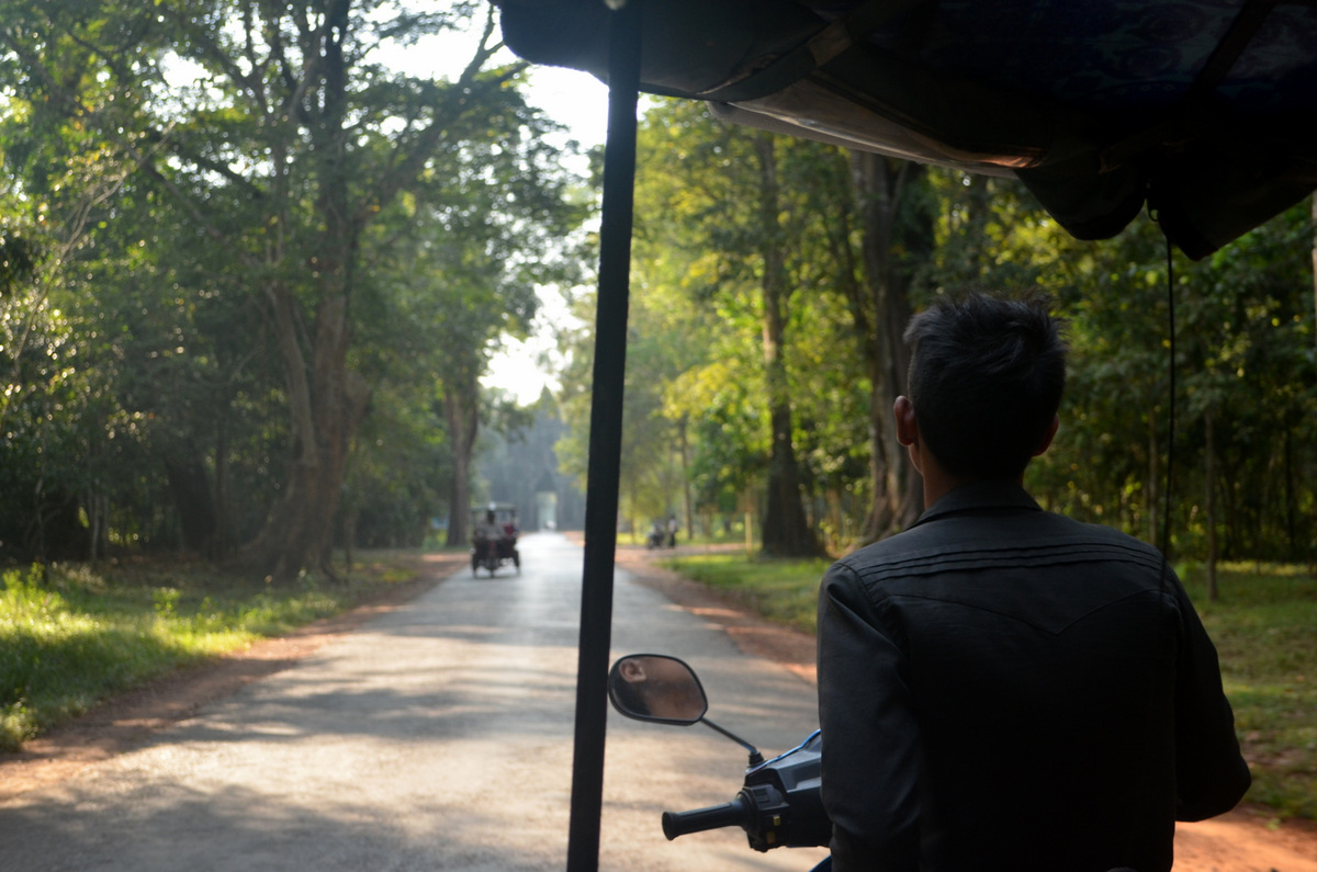Tuktuk pelos templos de Angkor Wat no Camboja