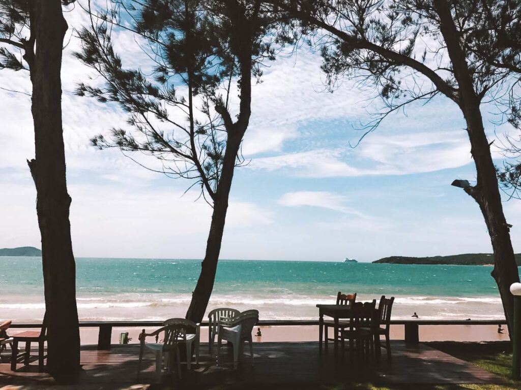 airbnb em buzios com piscina e vista para o mar