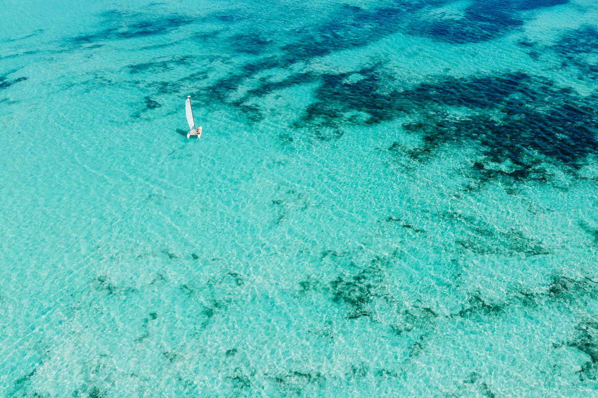 Mar azul turqusa do Caribe