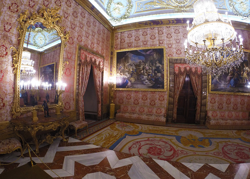 Uma das salas do interior do Palácio Real em Madrid
