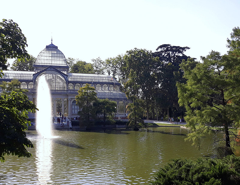 Lago e o Palácio de Cristal no Parque del Retiro em Madrid