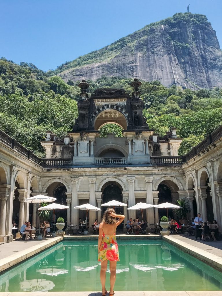 Vista da piscina do Parque Lage com o Cristo Redentor ao fundo