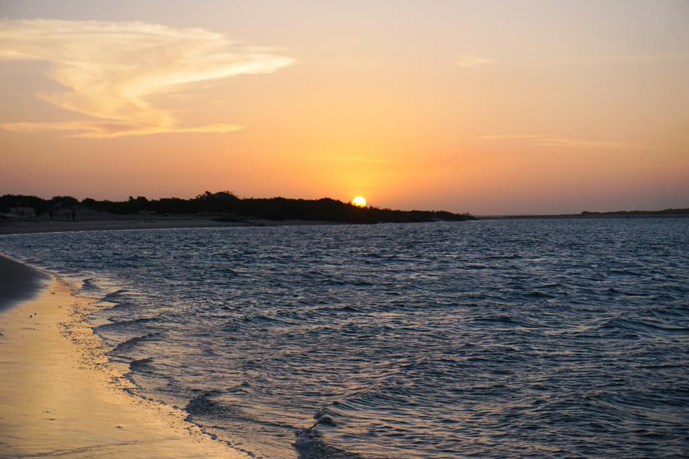 pôr do sol em atins