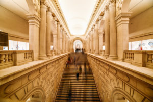 Escadaria dentro do Metropolitan Museum of Art
