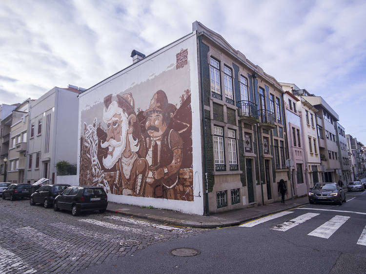 Foto da arte de rua na rua miguel bombarda em porto