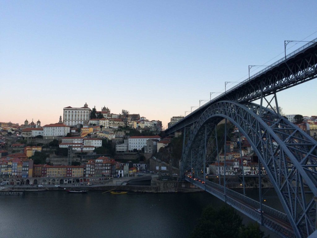 Vista das casas coloridas através da Ponte D. Luís I