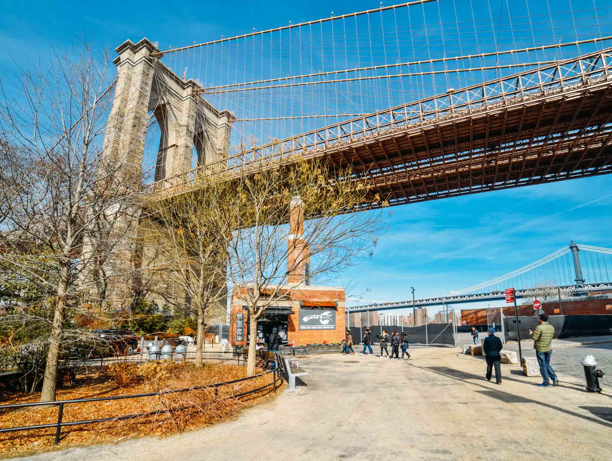 Vista debaixo da brooklyn bridge