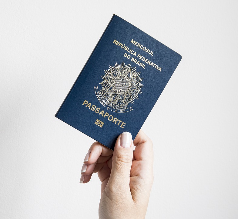 passaporte brasileiro em mãos