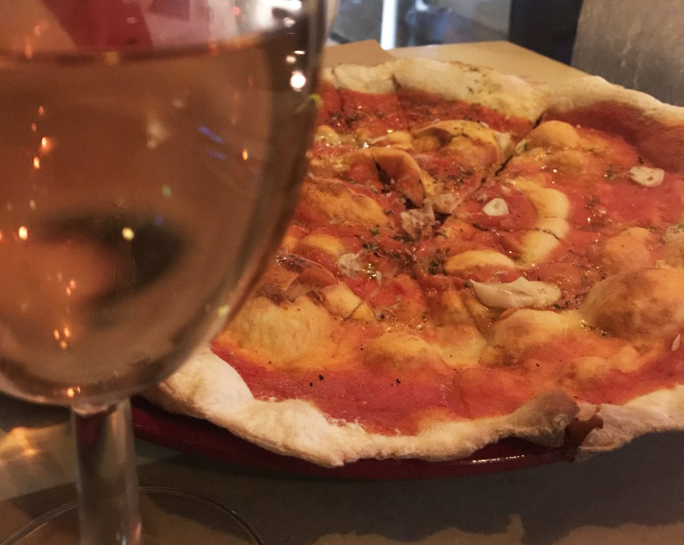 Pizza do restaurante Maus Hábitos no Porto