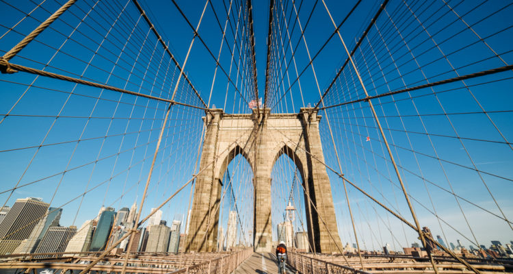 Brooklyn Bridge de manhã cedo em Nova York