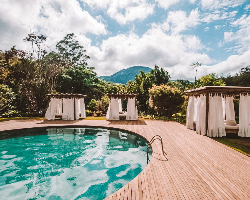 piscina e deck da Pousada Tankamana em Itaipava, Petrópolis