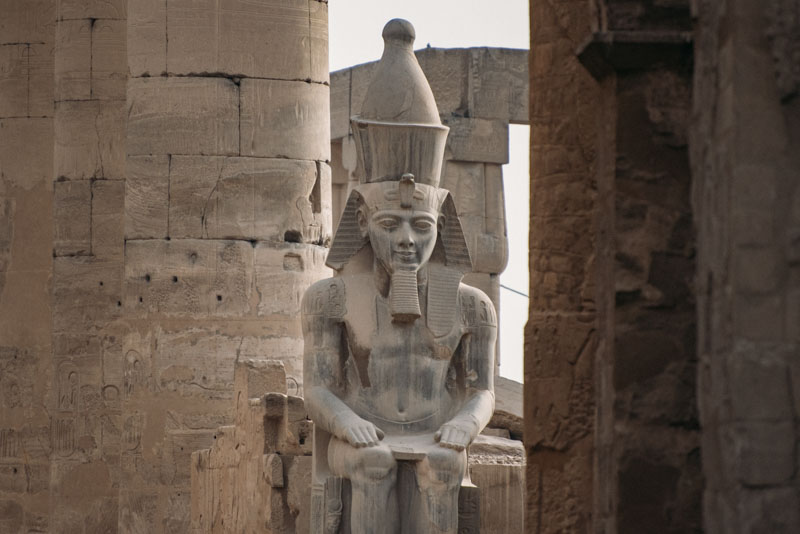 Os grandiosos colossos do Templo de Luxor