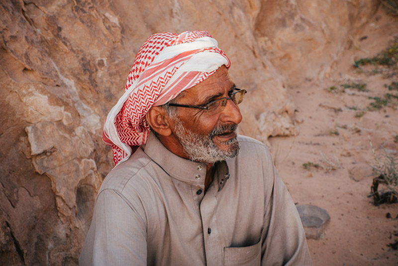 retrato de um beduíno em wadi rum na jordânia