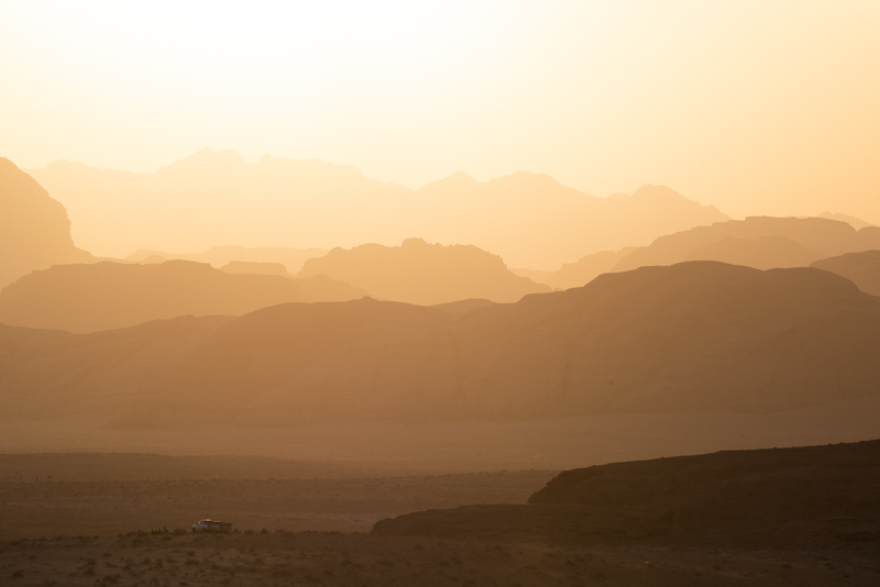 Pôr do sol espetacular no deserto de Wadi Rum