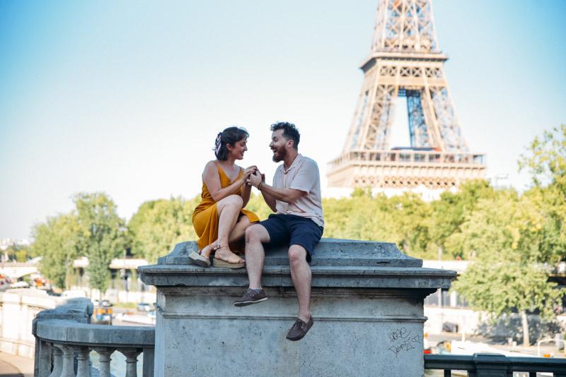namorado surpreso com pedido de casamento em paris