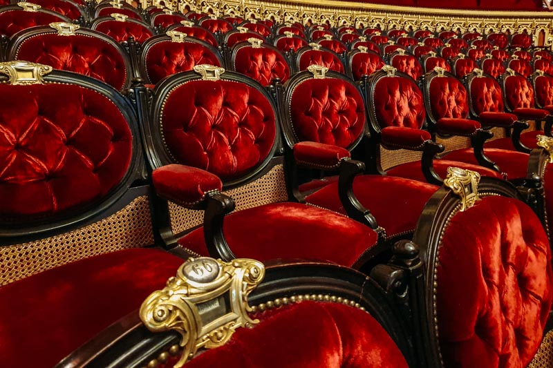 O luxuoso salão principal do Opera Garnier
