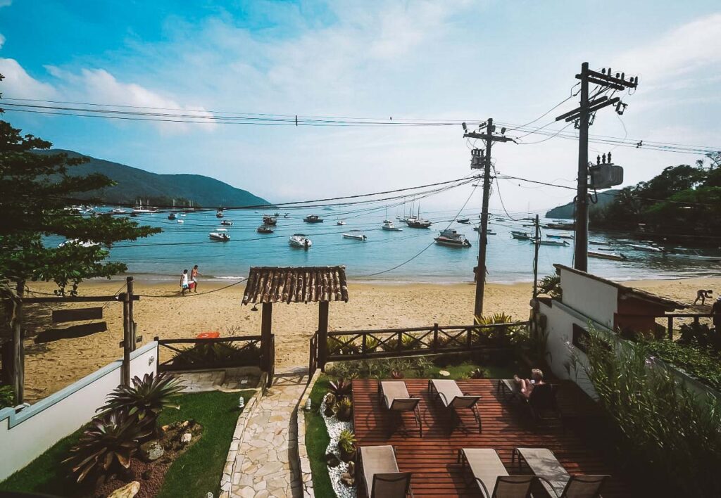 qual a melhor praia para se hospedar em ilha grande rj