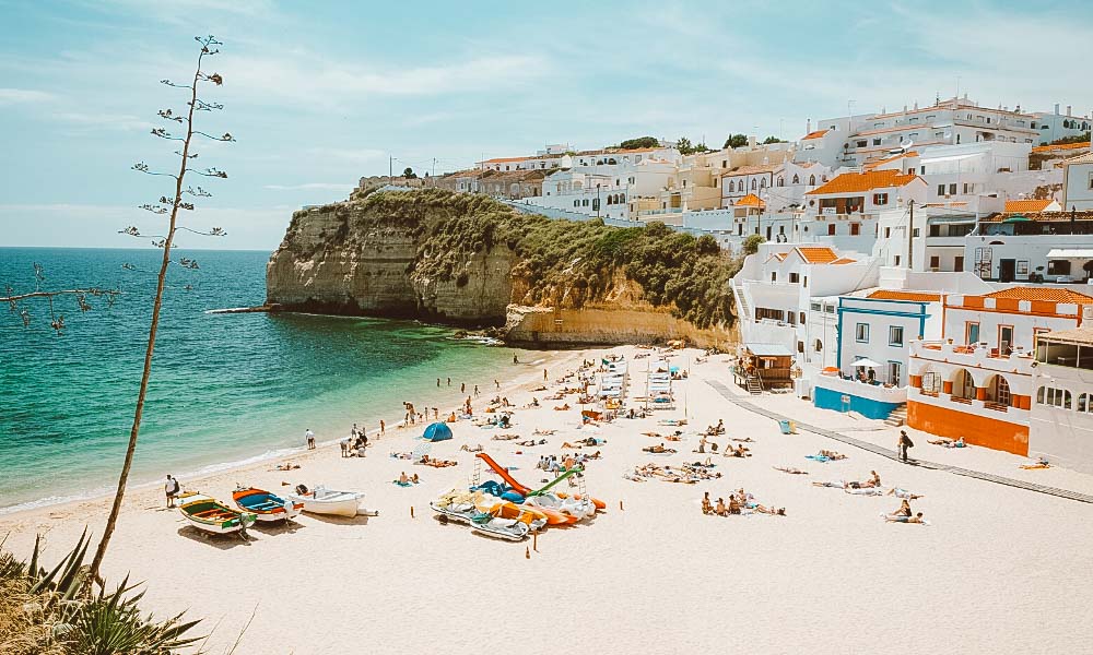 praias de portugal casas coloridas