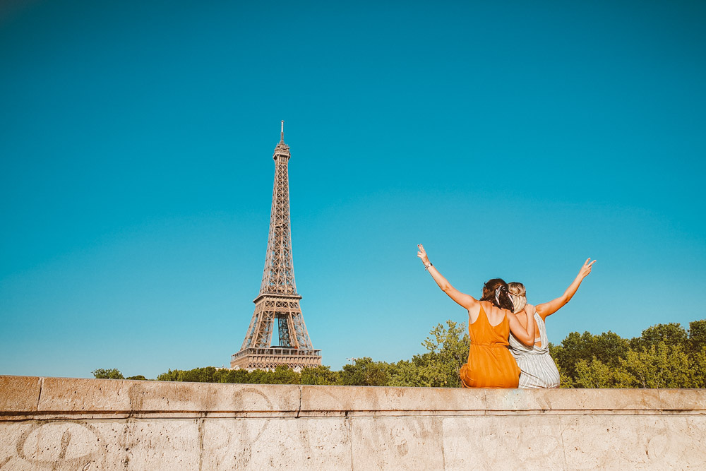 amigas na torre eiffel de paris