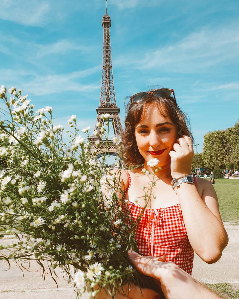 foto romântica na torre eiffel