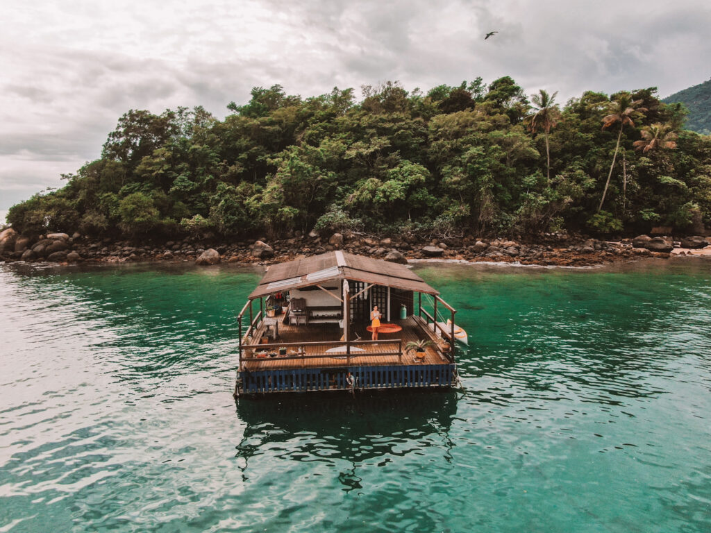 casa branco na ilha grande rj