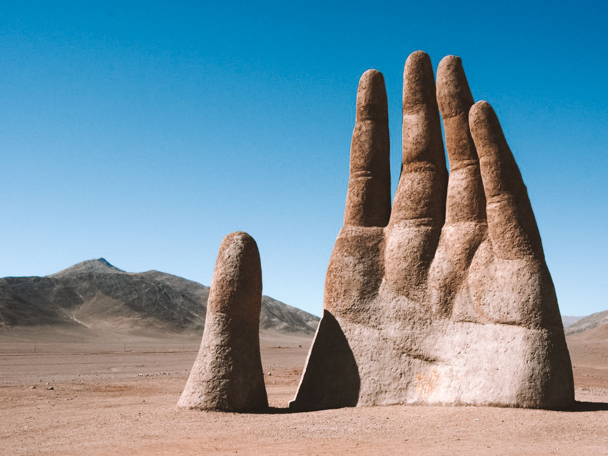 a mão no deserto
