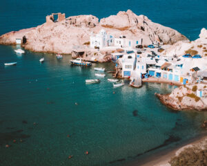 O que fazer em Milos: melhores praias, passeios e beach clubs