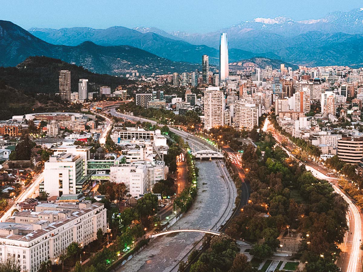 Quais são os melhores bairros para se hospedar em Santiago? Confira nossa seleção.