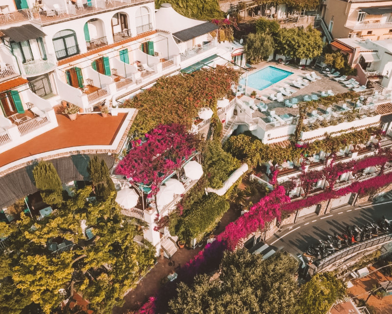 Qual é a cidade base da Costa Amalfitana?