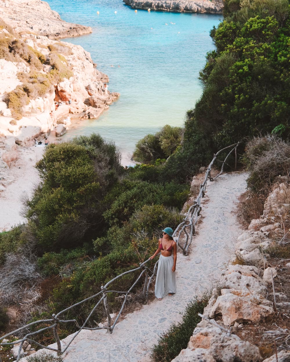 trilha em cala binidali com praia ao fundo