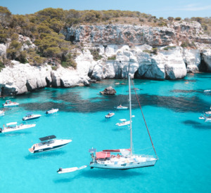 Passeio de barco em Menorca mar calmo e transperente