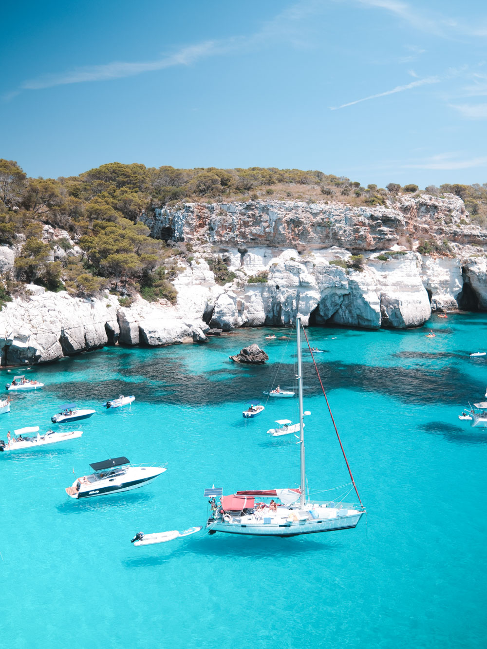 Passeio de barco em Menorca mar calmo e transperente