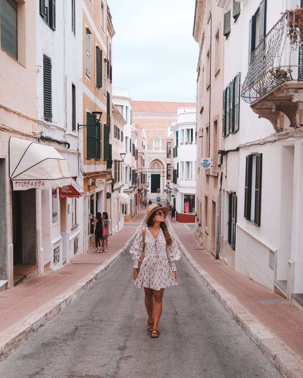 Fachadas coloridas em Maó/Mahón em manhã ensolarada