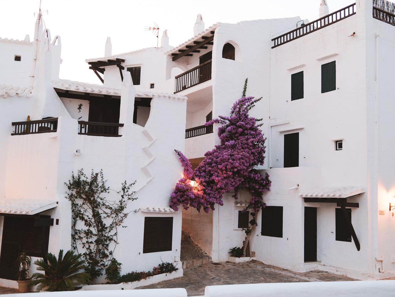 Binibali com casas brancas