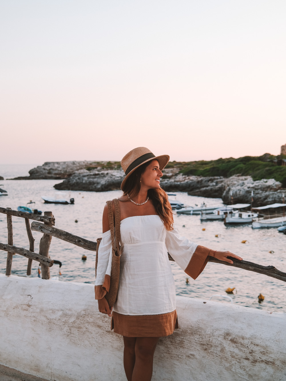 Binibeca com mar ao fundo