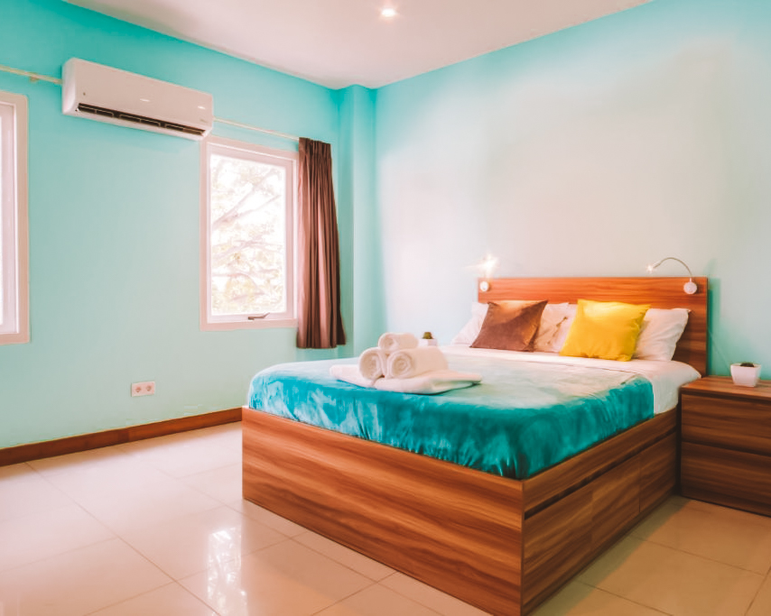 Quarto privativo minimalista do Bed & Bike Curaçao com decoração moderna