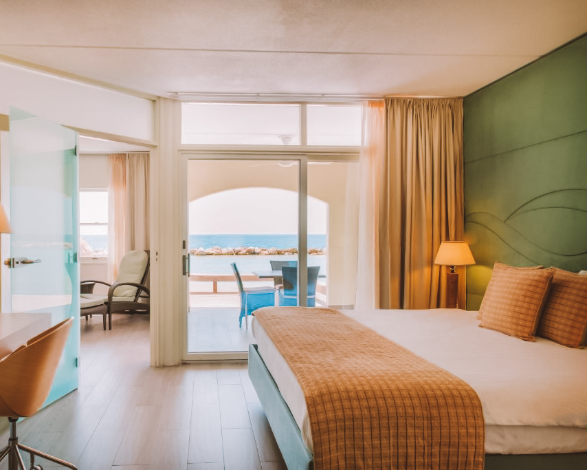 Quarto deluxe com varanda no Curacao Avila Beach Hotel, hotel de luxo Curaçao